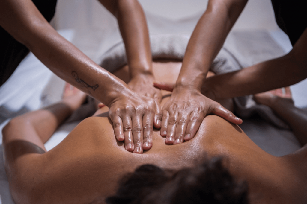 Massagem a Quatro Mãos